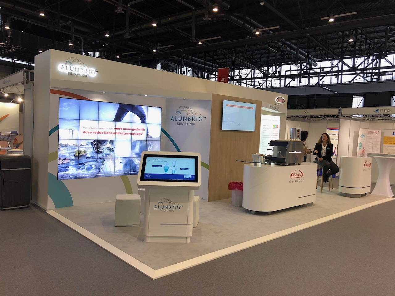 Quadratische Monitore sowie einzelne TouchMonitore auf einer Industrie-Auststellung in Genf (Schweiz)