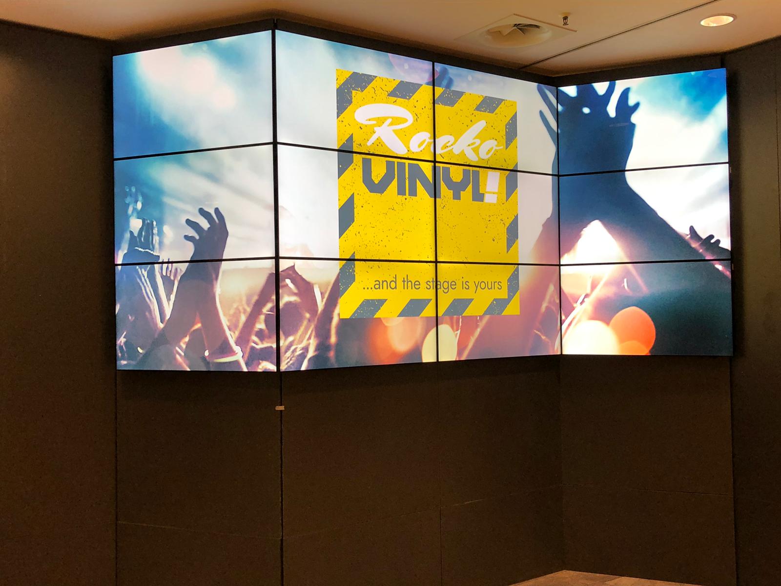 4x 3 Samsung Splitwandmonitore, - um die Ecke gebaut im Rahmen der Messe Domotex