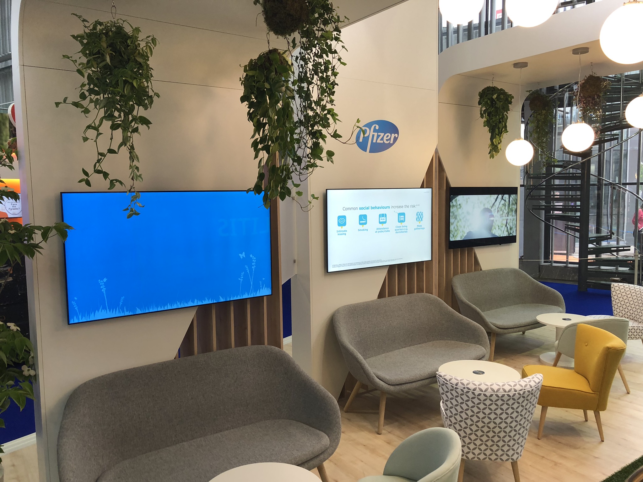 einzelne Monitore mit Wandmontage auf einem Messestand