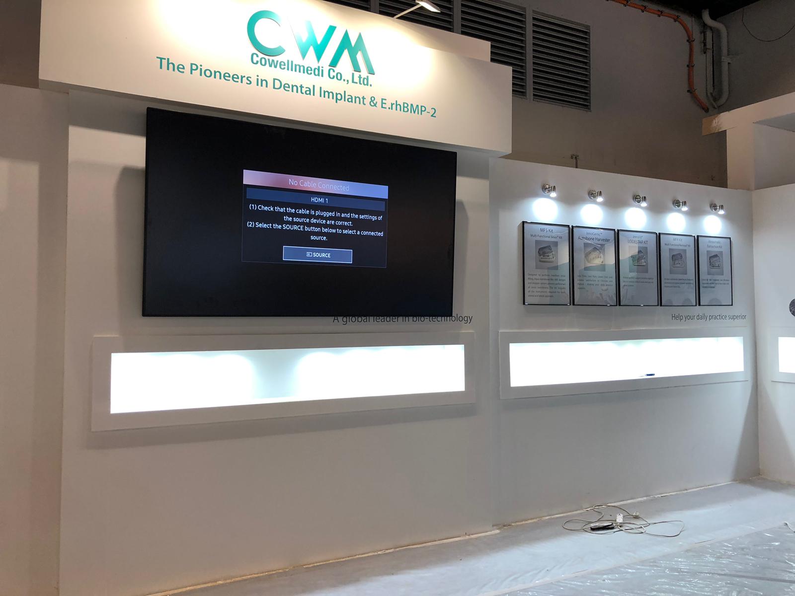 Wandmontage eines 98 Zoll Monitors auf der Messe IDS in K&ouml;ln