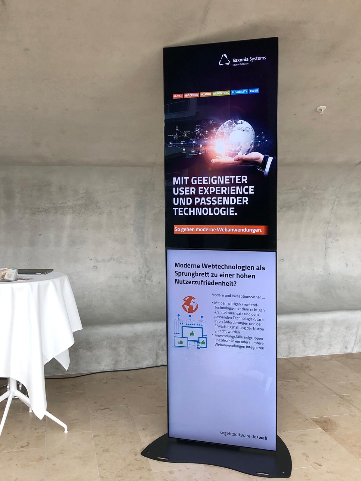 Monitore als digitales Roll-Up arrangiert mit Bodenst&auml;nder