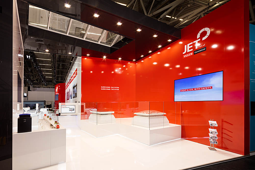 98 Zoll Monitor in einem Messestand auf der BAU in M&uuml;nchen eingebaut